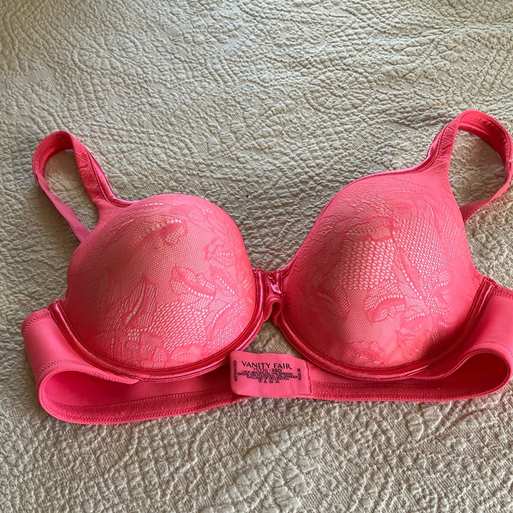 Elegant Lace Underwire Bra in Coral